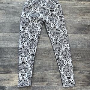 Elegant Monochrome Patterned Leggings